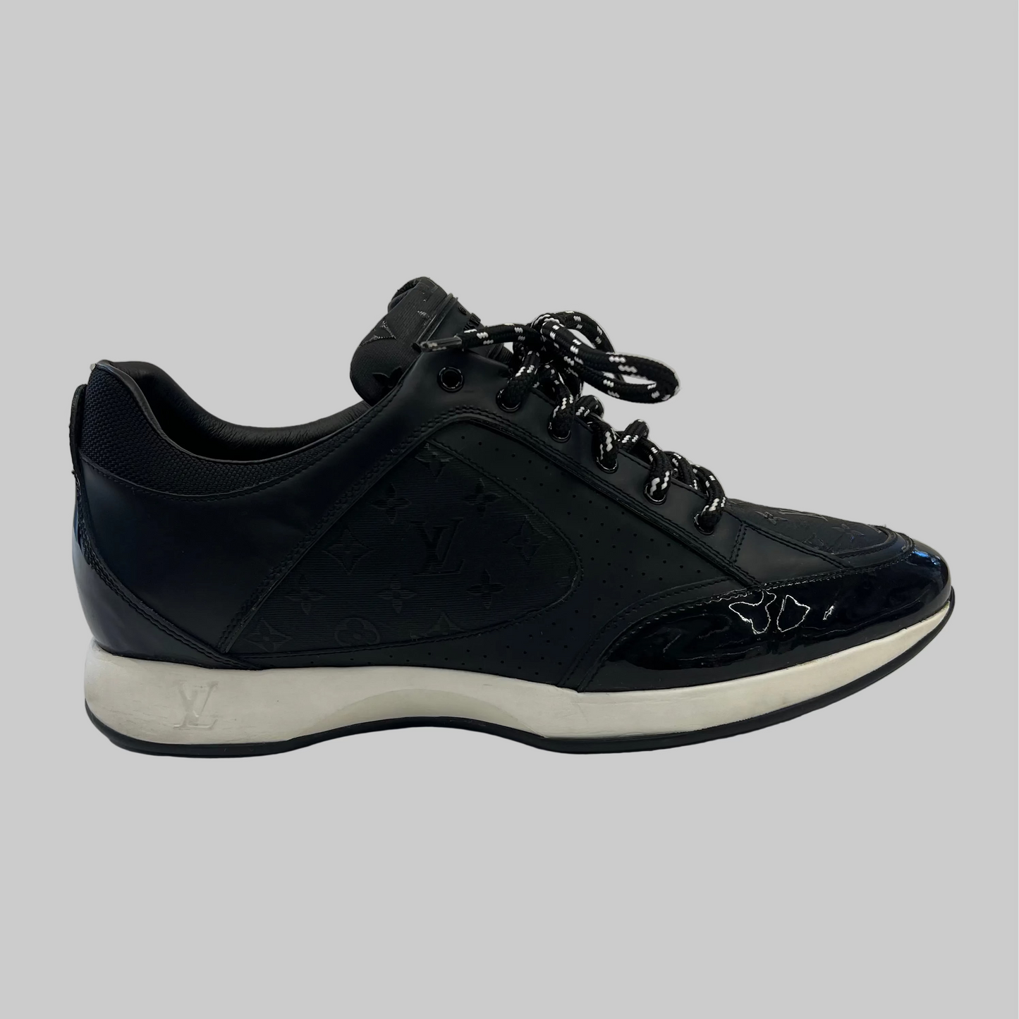 LOUIS VUITTON Scarpa sneaker pelle nera con monogram