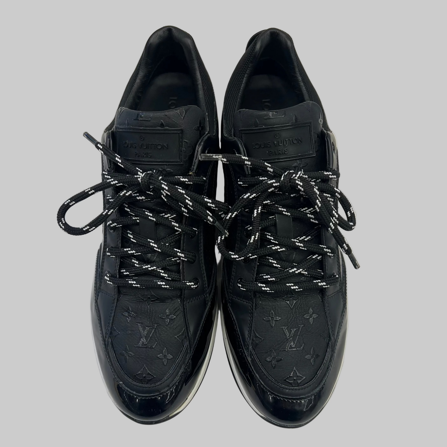 LOUIS VUITTON Scarpa sneaker pelle nera con monogram