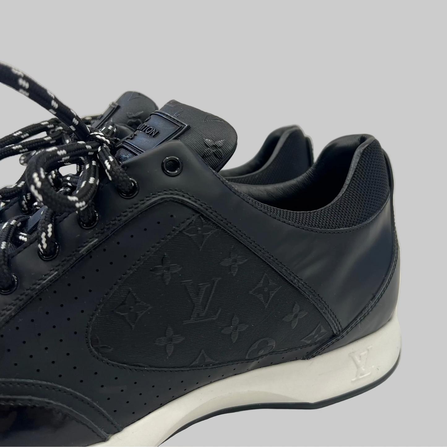 LOUIS VUITTON Scarpa sneaker pelle nera con monogram