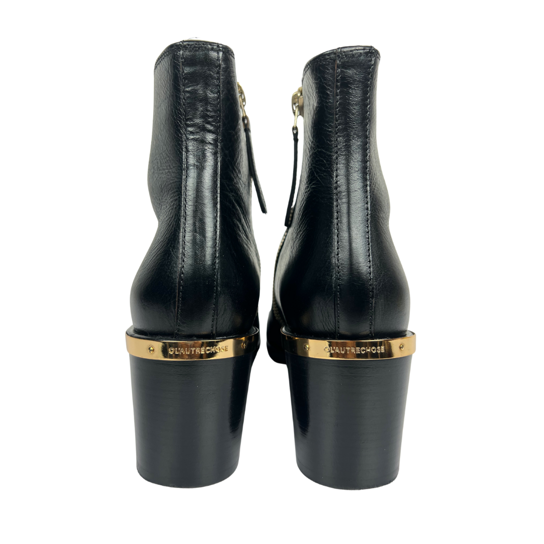 L'AUTRE CHOSE Stivaletto in pelle nera con dettagli oro 
