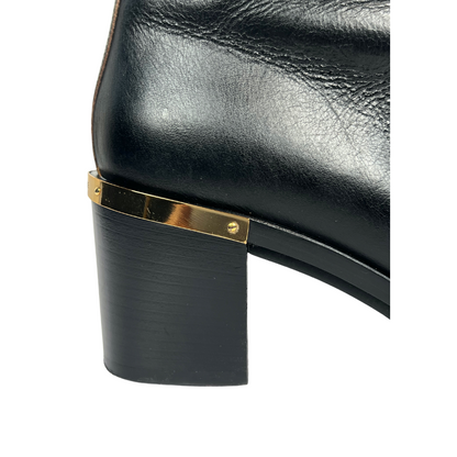 L'AUTRE CHOSE Stivaletto in pelle nera con dettagli oro 