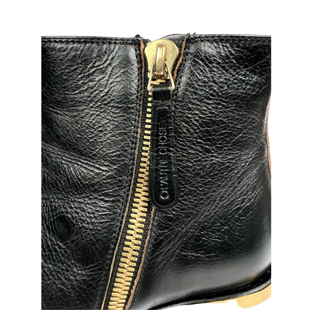 L'AUTRE CHOSE Stivaletto in pelle nera con dettagli oro 