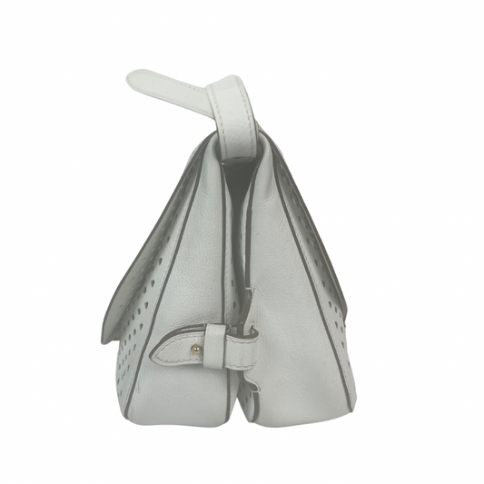 Immergiti nel lusso con la nostra Borsa 'Saumur’ di Louis Vuitton, in pelle traforata bianca, realizzata per la collezione Croisette del 2012.  Questa borsa, pari al nuovo, presenta una doppia patella e una pratica tracolla regolabile per rendere la tua borsa pratica e leggerissima questa borsa è l'accessorio ideale per una donna dinamica ma che ci tiene ad essere fashion in maniera discreta.