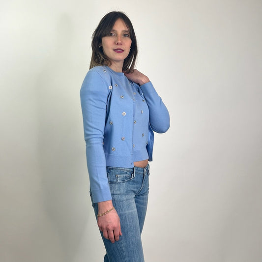 MAJE Twin set azzurro con dettagli gioiello