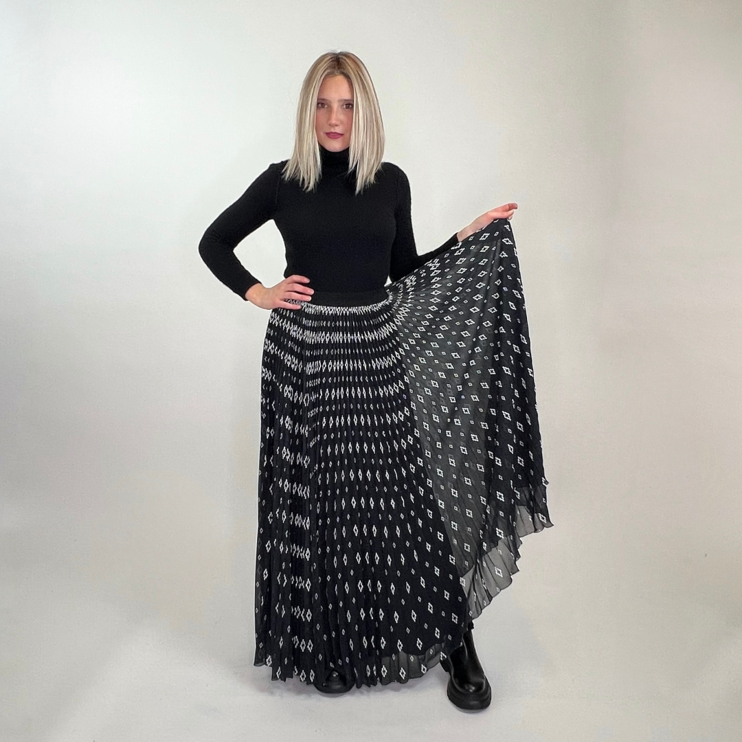 MARCELO BURLON Gonna lunga nera plissettata stampa logo bianca