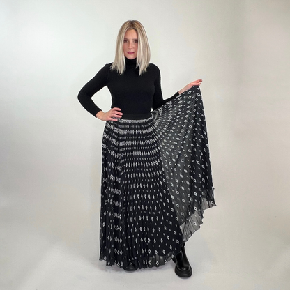 MARCELO BURLON Gonna lunga nera plissettata stampa logo bianca