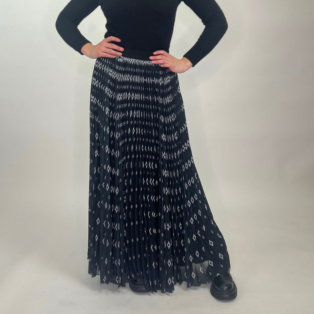 MARCELO BURLON Gonna lunga nera plissettata stampa logo bianca