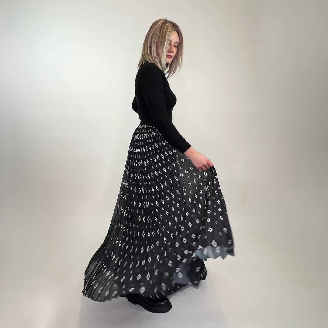 MARCELO BURLON Gonna lunga nera plissettata stampa logo bianca