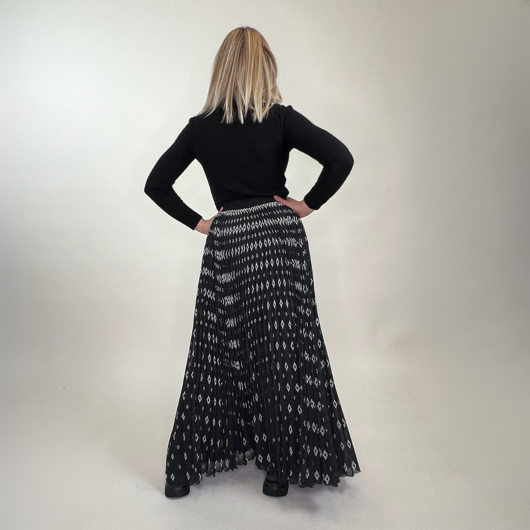 MARCELO BURLON Gonna lunga nera plissettata stampa logo bianca