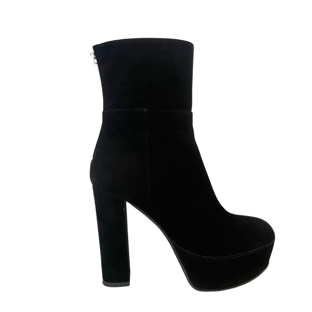 Scarpa stivaletto in pelle nera scamosciata con gambale medio, tacco alto e grosso, con plateaux e zip posteriore.  Altezza tacco : 11.5 cm  Altezza plateaux: 3.5 cm