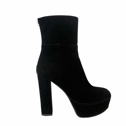 Scarpa stivaletto in pelle nera scamosciata con gambale medio, tacco alto e grosso, con plateaux e zip posteriore.  Altezza tacco : 11.5 cm  Altezza plateaux: 3.5 cm