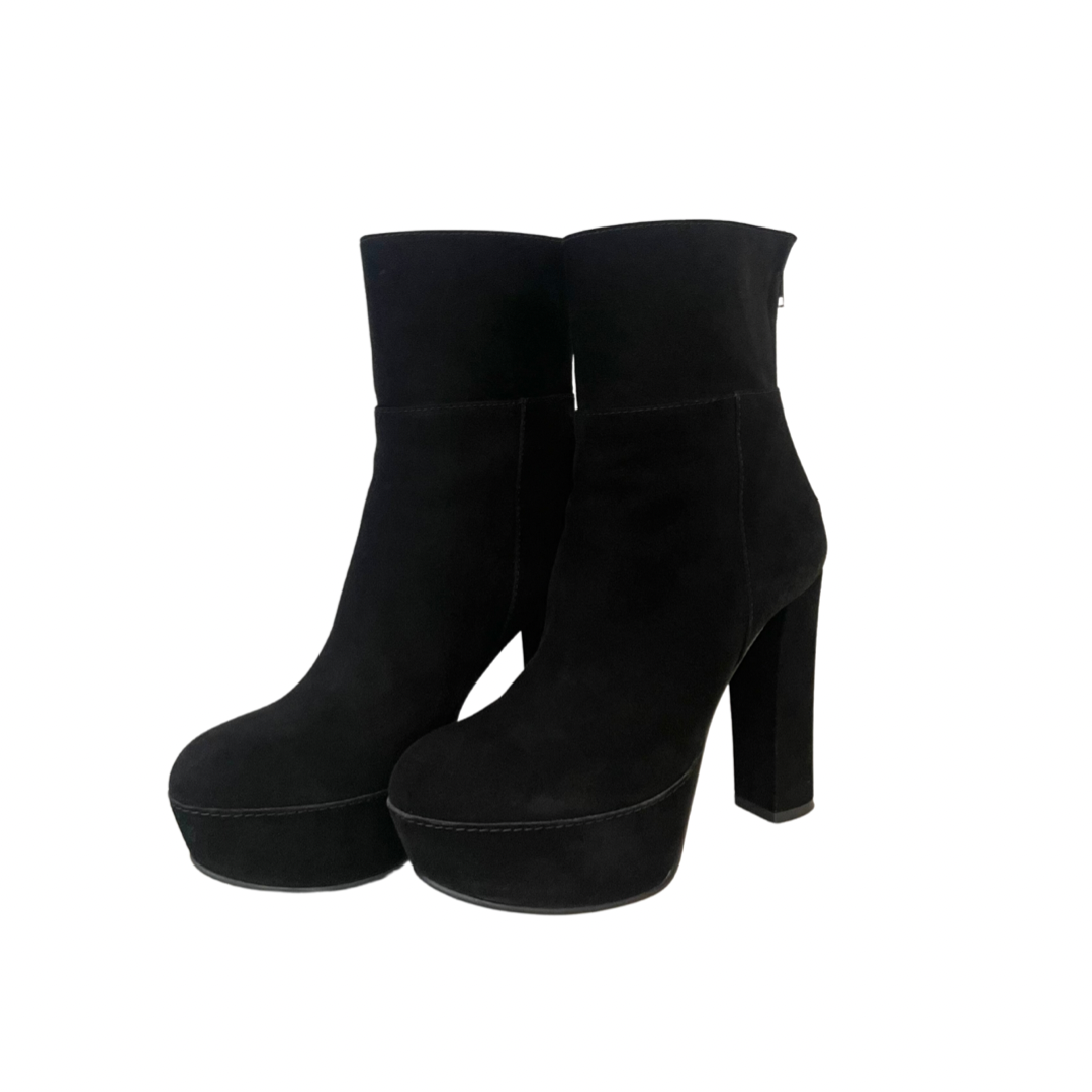 Scarpa stivaletto in pelle nera scamosciata con gambale medio, tacco alto e grosso, con plateaux e zip posteriore.  Altezza tacco : 11.5 cm  Altezza plateaux: 3.5 cm