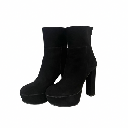 Scarpa stivaletto in pelle nera scamosciata con gambale medio, tacco alto e grosso, con plateaux e zip posteriore.  Altezza tacco : 11.5 cm  Altezza plateaux: 3.5 cm