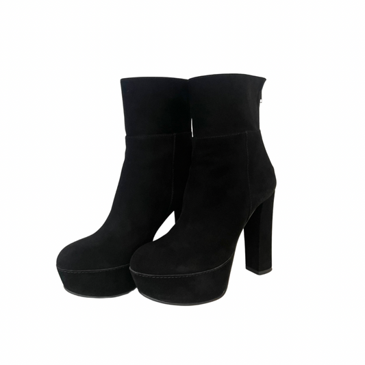 Scarpa stivaletto in pelle nera scamosciata con gambale medio, tacco alto e grosso, con plateaux e zip posteriore.  Altezza tacco : 11.5 cm  Altezza plateaux: 3.5 cm