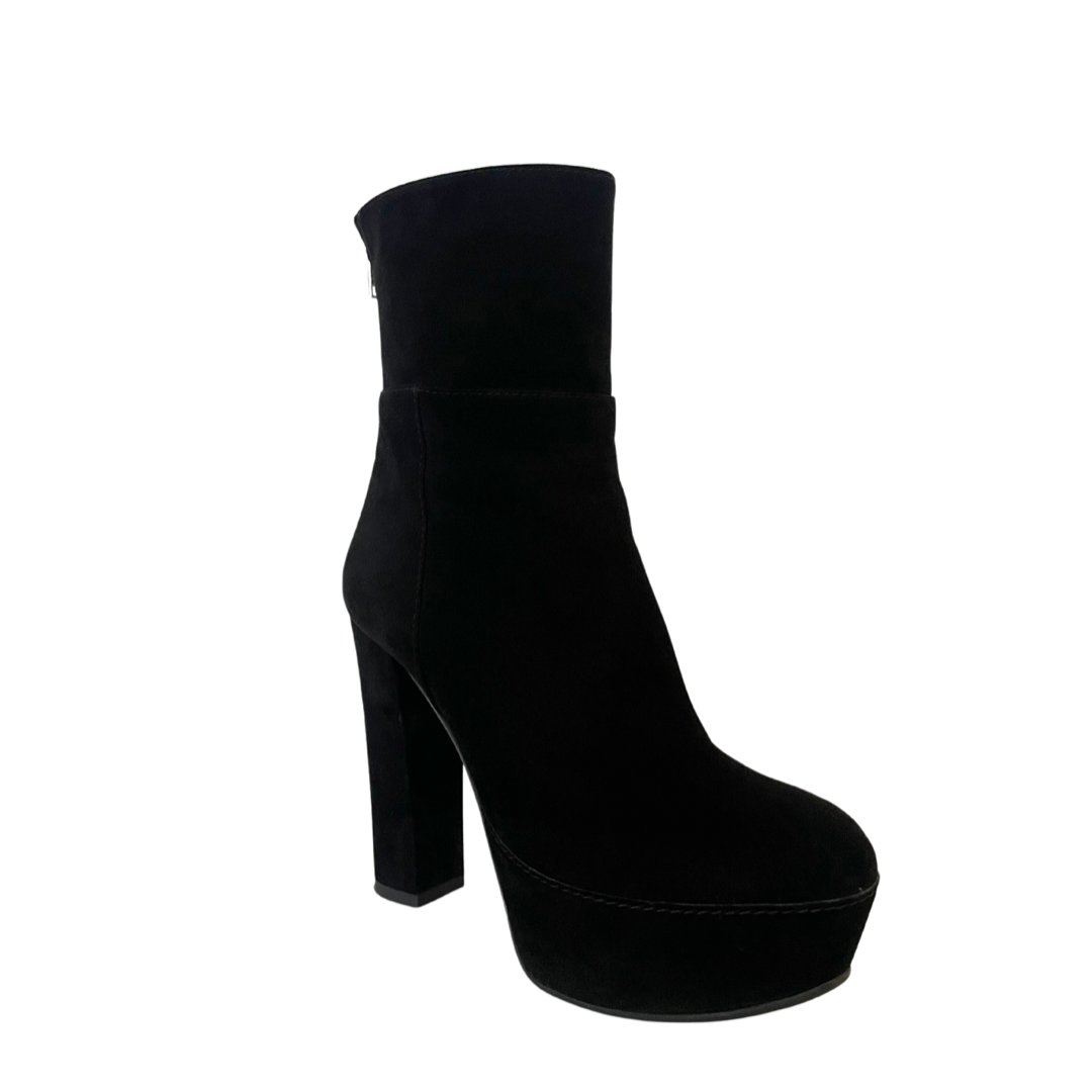Scarpa stivaletto in pelle nera scamosciata con gambale medio, tacco alto e grosso, con plateaux e zip posteriore.  Altezza tacco : 11.5 cm  Altezza plateaux: 3.5 cm
