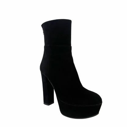 Scarpa stivaletto in pelle nera scamosciata con gambale medio, tacco alto e grosso, con plateaux e zip posteriore.  Altezza tacco : 11.5 cm  Altezza plateaux: 3.5 cm