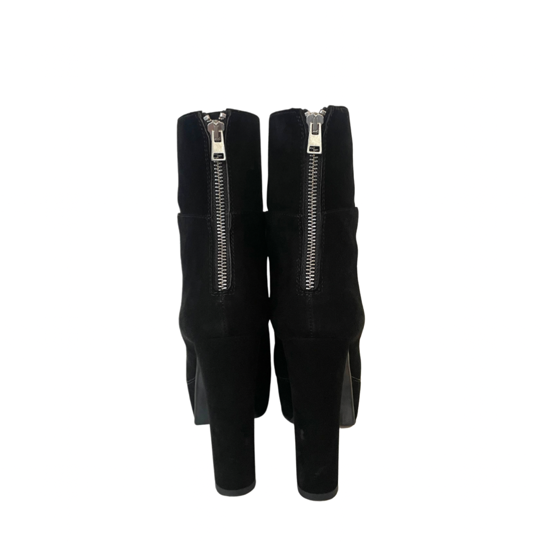 Scarpa stivaletto in pelle nera scamosciata con gambale medio, tacco alto e grosso, con plateaux e zip posteriore.  Altezza tacco : 11.5 cm  Altezza plateaux: 3.5 cm