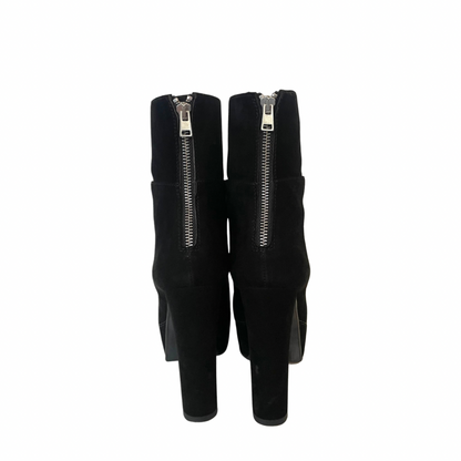 Scarpa stivaletto in pelle nera scamosciata con gambale medio, tacco alto e grosso, con plateaux e zip posteriore.  Altezza tacco : 11.5 cm  Altezza plateaux: 3.5 cm