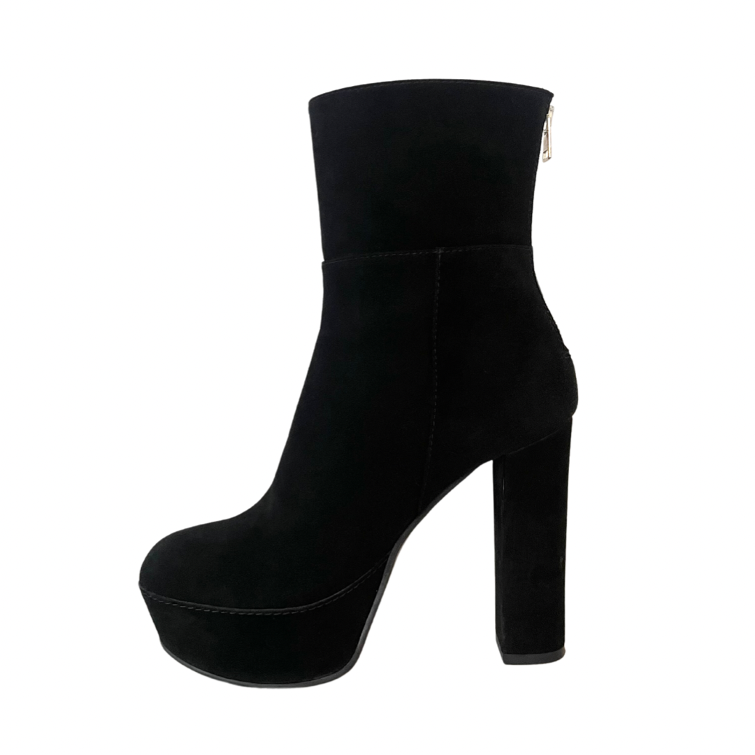 Scarpa stivaletto in pelle nera scamosciata con gambale medio, tacco alto e grosso, con plateaux e zip posteriore.  Altezza tacco : 11.5 cm  Altezza plateaux: 3.5 cm