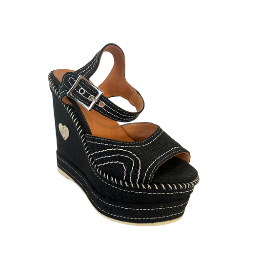 Scarpa sandalo con plateau e zeppa in tessuto nero con impunture bianche  Altezza davanti 5 cm dietro 14 cm  Brand: Mauro Volponi Taglia: 37 Condizioni: Pari al nuovo