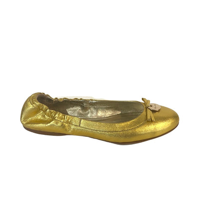Ballerine in pelle oro metallizzata, punta stondata e elastico sul tallone, piccolo fiocco con medaglietta tonda con logo