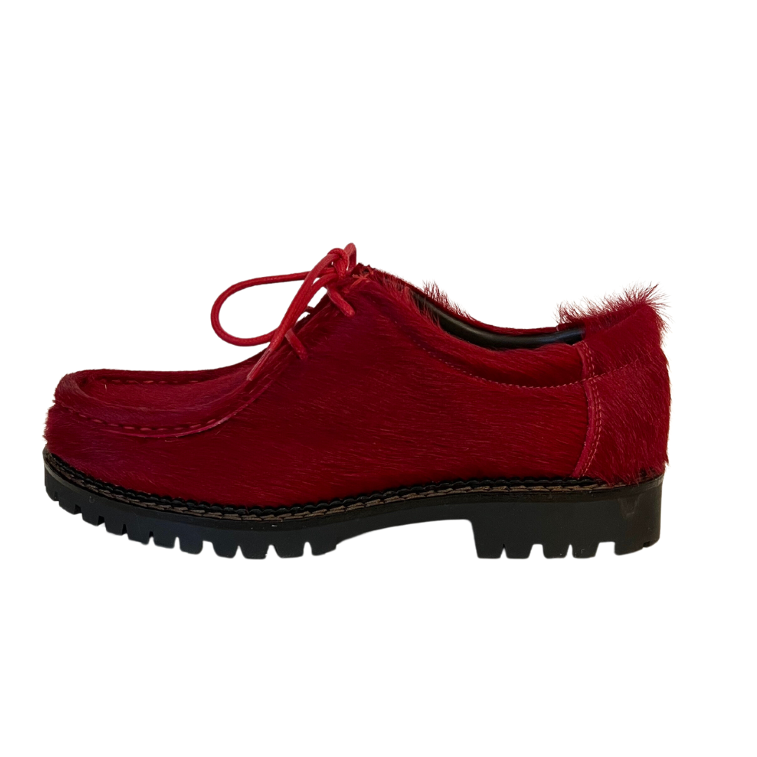 Scarpa stringata in cavallino rosso con suola carrarmato nero.