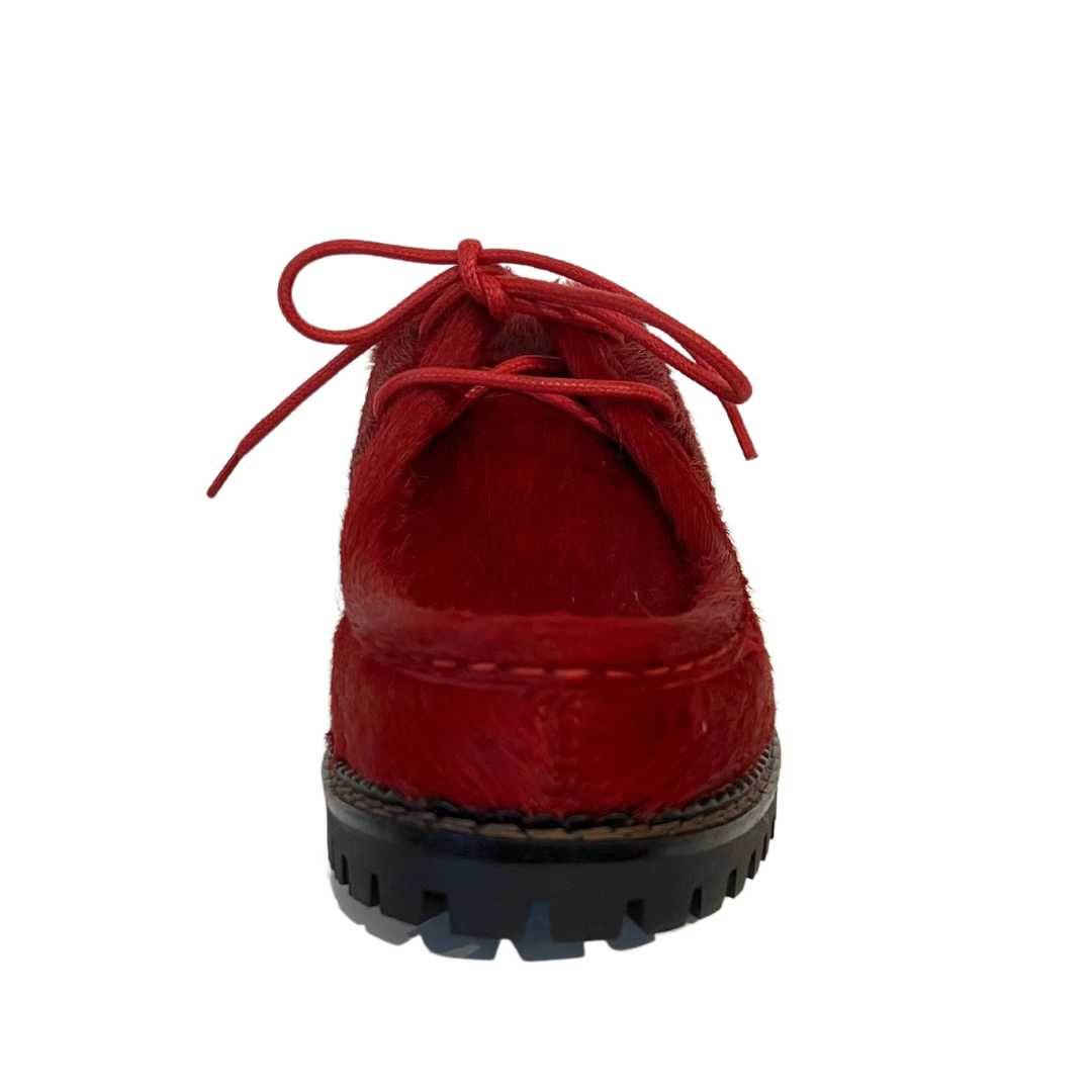 Scarpa stringata in cavallino rosso con suola carrarmato nero.