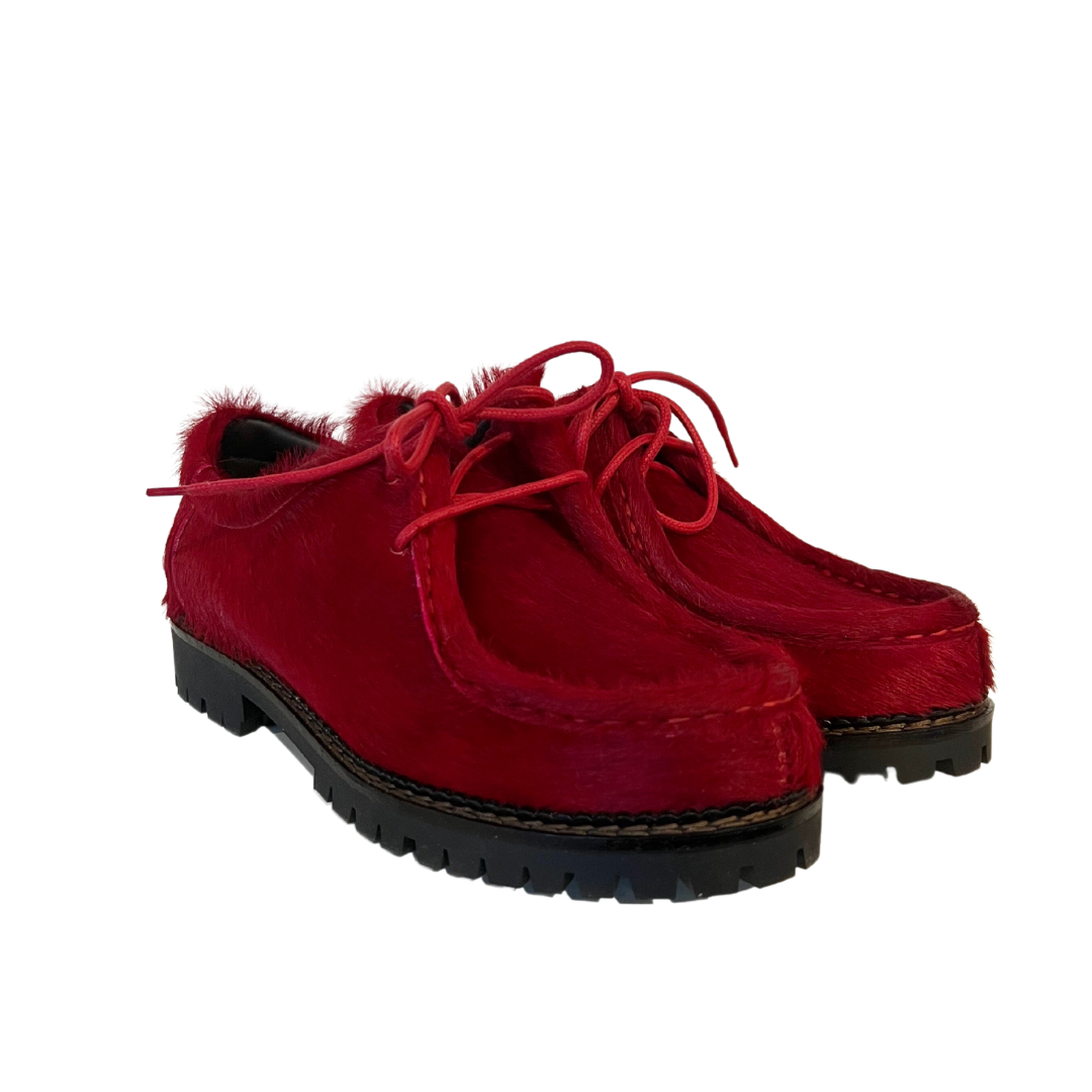 Scarpa stringata in cavallino rosso con suola carrarmato nero.