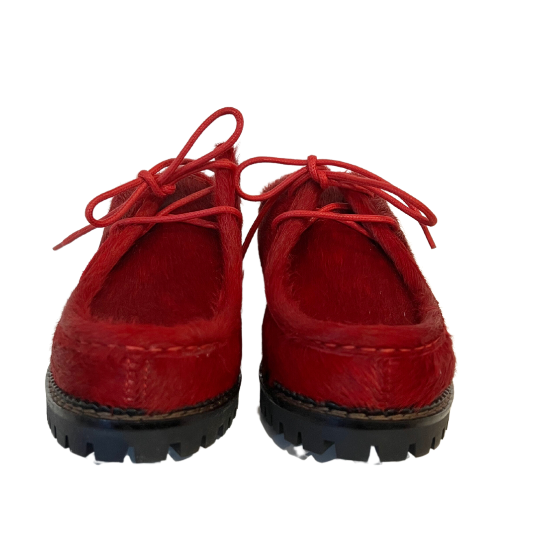 Scarpa stringata in cavallino rosso con suola carrarmato nero.