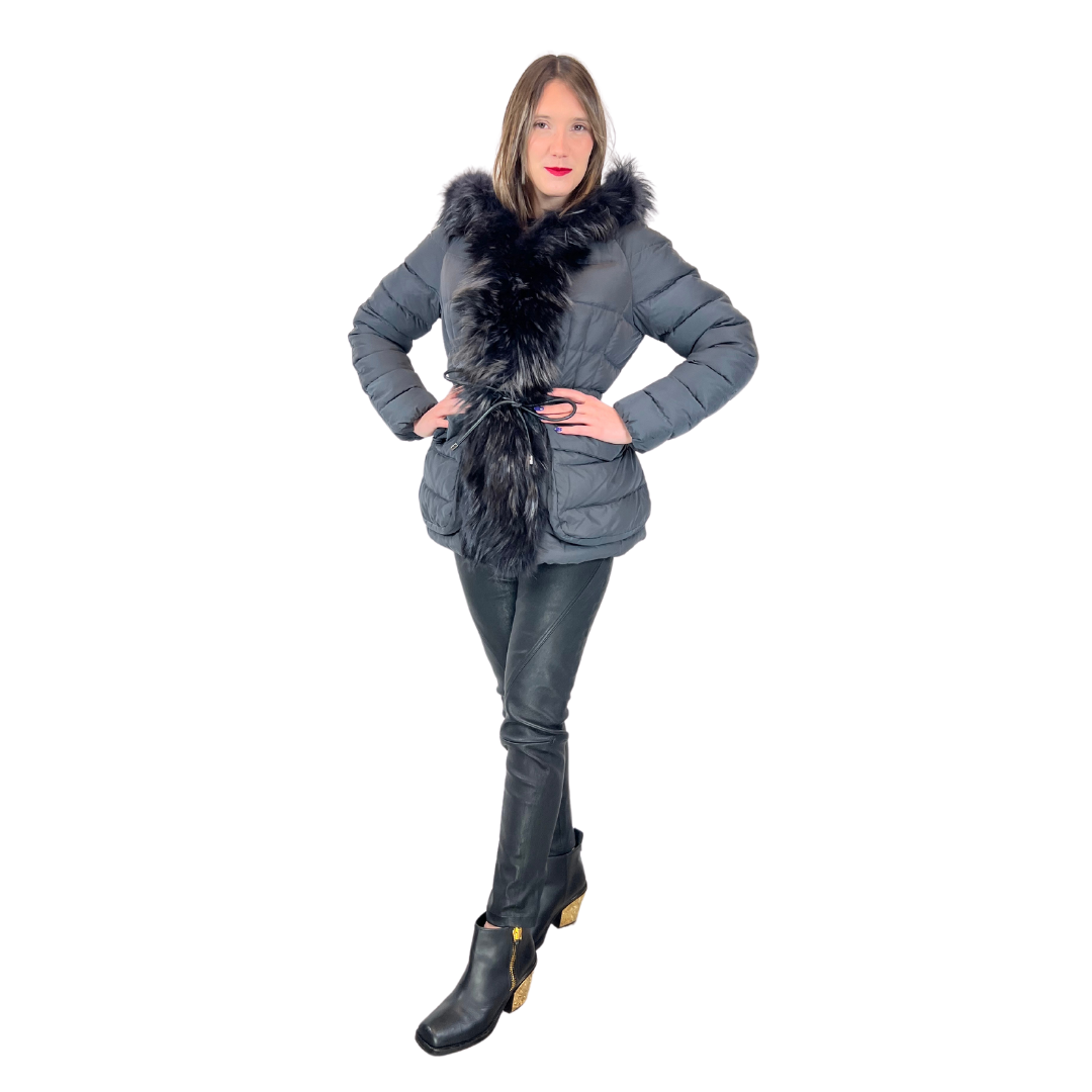Giacca lunga piumino sui toni del grigio, modello sciancrato con cintura in pelle nera, cappuccio e bordo in pelo di volpe nera sfumata.  Tg. 1 