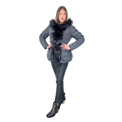 Giacca lunga piumino sui toni del grigio, modello sciancrato con cintura in pelle nera, cappuccio e bordo in pelo di volpe nera sfumata.  Tg. 1 