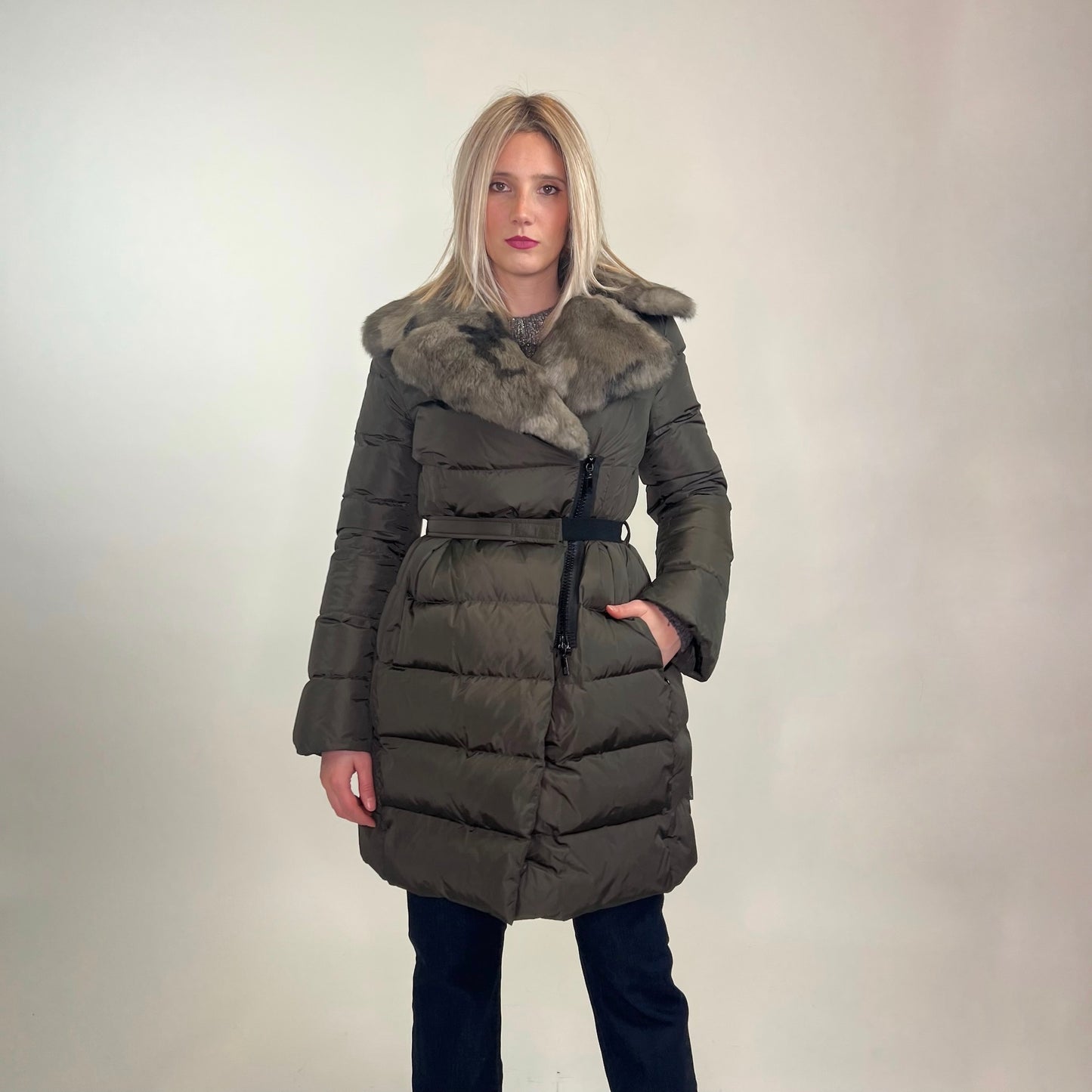 MONCLER Piumino verdone con collo in pelo camouflage