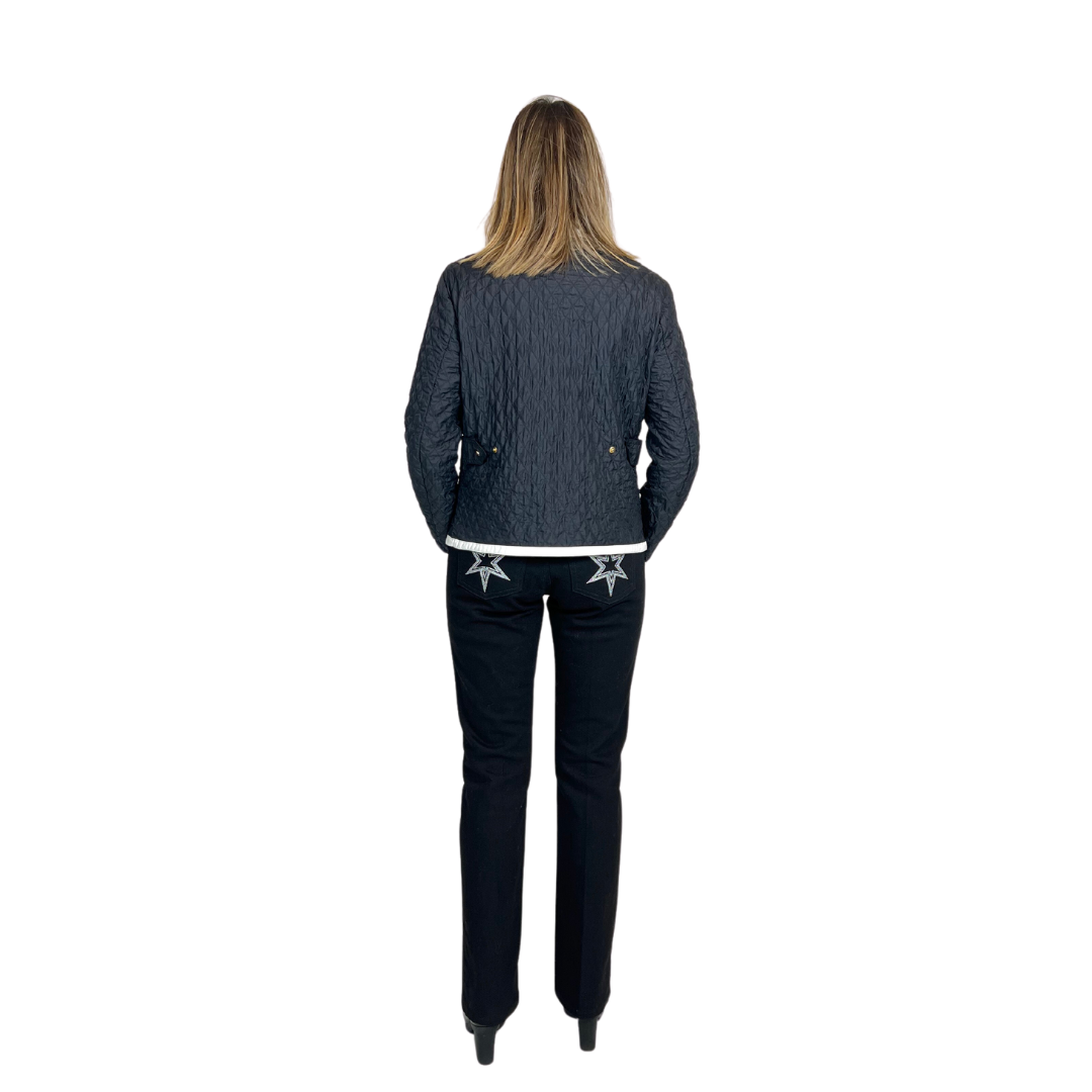 MONCLER Giacca piumino leggero nero trapuntato con profili bianchi e quattro tasche applicate. Bottoni oro con il logo.