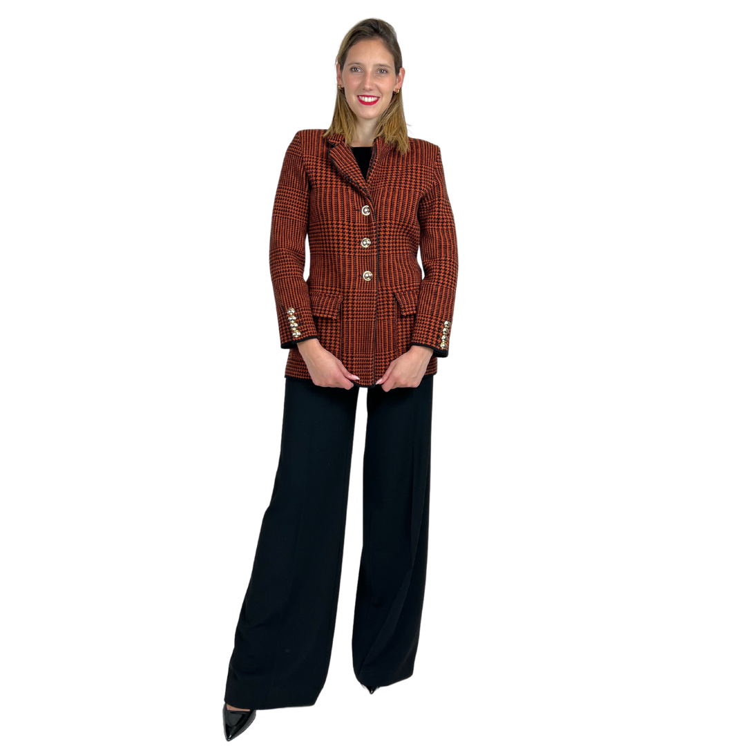 Giacca blazer classica. Cashmere ''Prince de Galles'' nero e arancio mattone con bottoni oro e tasche applicate.