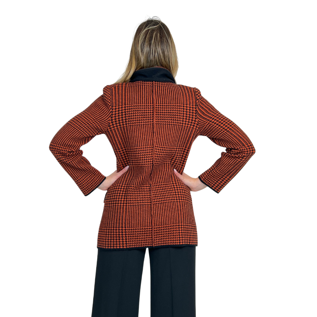 Giacca blazer classica. Cashmere ''Prince de Galles'' nero e arancio mattone con bottoni oro e tasche applicate.