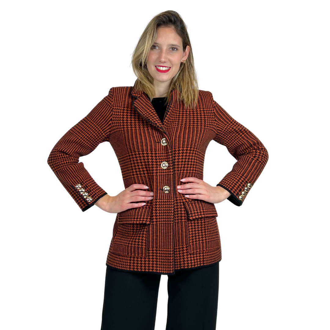 Giacca blazer classica. Cashmere ''Prince de Galles'' nero e arancio mattone con bottoni oro e tasche applicate.