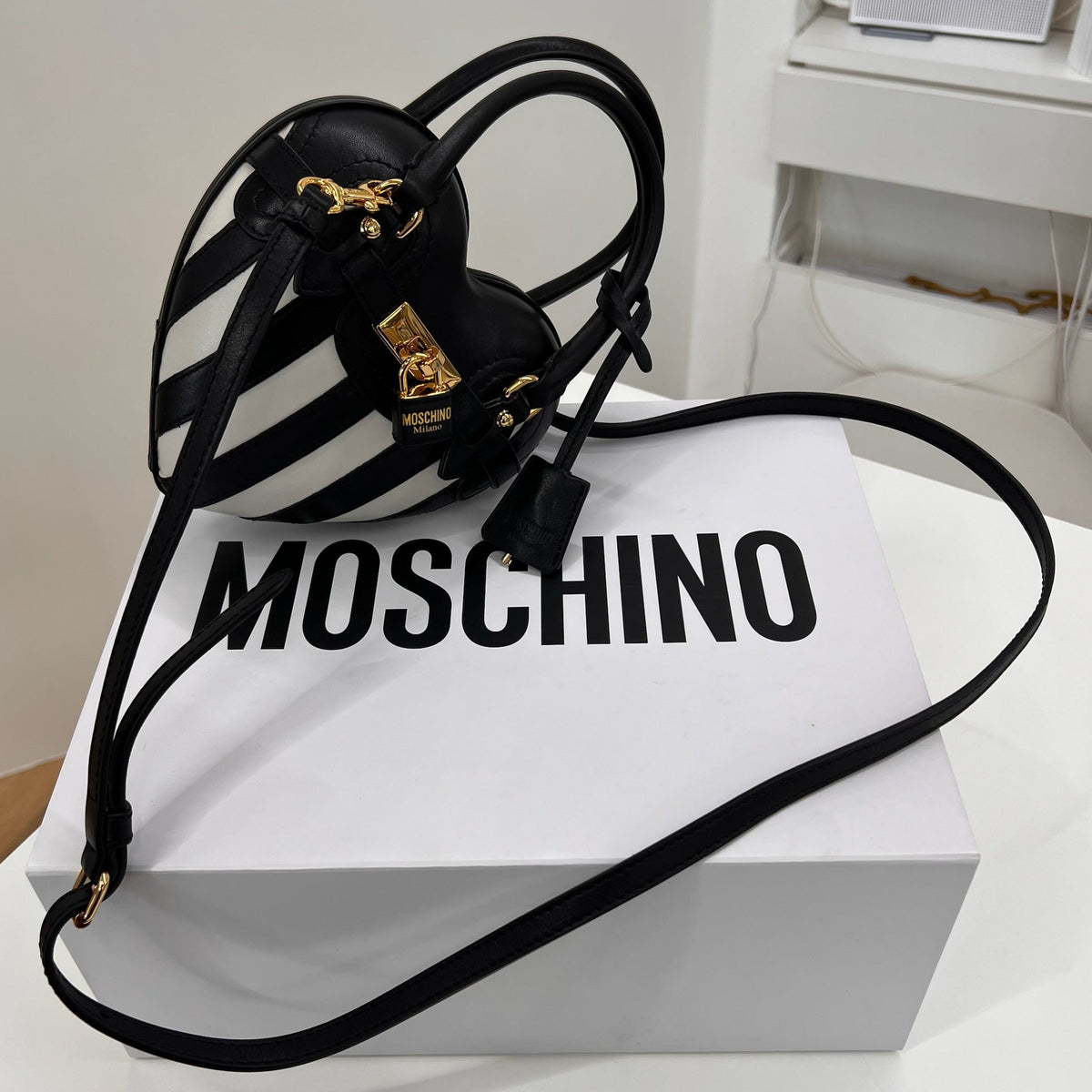 MOSCHINO COUTURE Borsa "Padlock Heart" a forma di cuore in pelle nera con righe bianche