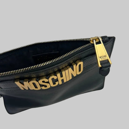 MOSCHINO Pochette nera con logo oro