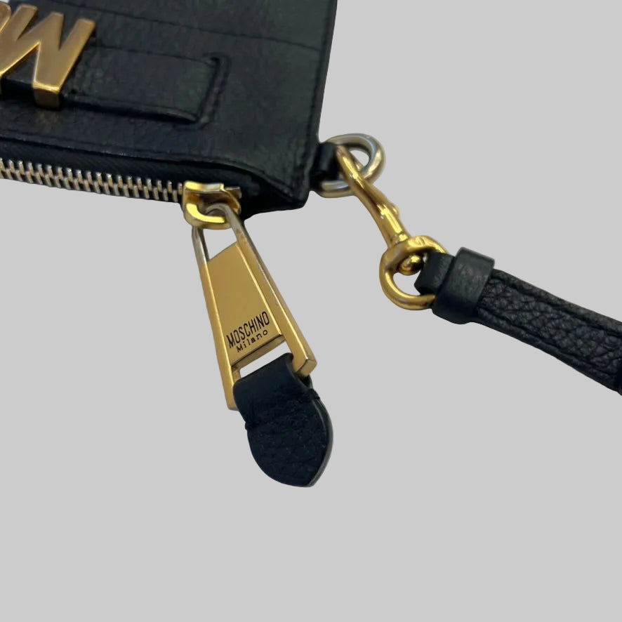 MOSCHINO Pochette nera con logo oro