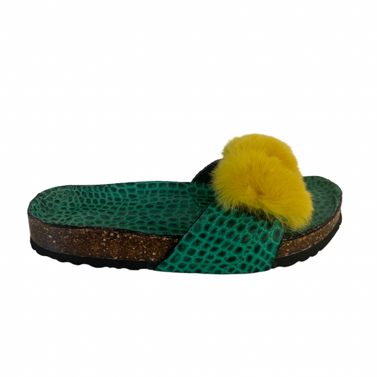 Unisciti all'esclusività con i nostri Bellissimi Sandali Modello Birkenstock, un'opera d'arte realizzata con Lapin Rex gialla, stampa cocco verde smeraldo e piumette gialle. Ogni paio di questi sandali rappresenta un'affermazione di stile e di lusso unico, con un design a una fascia che esalta l'eleganza naturale dei tuoi piedi.  Ma quello che rende veramente speciali questi sandali è la possibilità di personalizzarli completamente. 