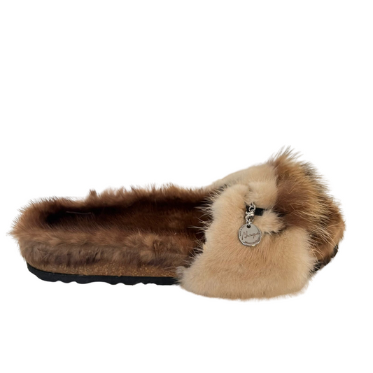 Unisciti all'esclusività con i nostri Bellissimi Sandali Modello Birkenstock, un'opera d'arte realizzata con visone naturale con volpe. Ogni paio di questi sandali rappresenta un'affermazione di stile e di lusso unico, con un design a due fasce che esalta l'eleganza naturale dei tuoi piedi.