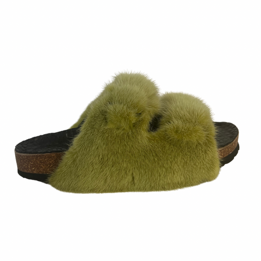 Creazione unica per te! Scopri i Bellissimi Sandali Modello Birkenstock in Visone verde chiaro e base in stampa cocco scuro. Personalizzabili in taglia e colore, questi sandali sono un pezzo unico di lusso e stile. Acquista ora da Boutique Pelfini e indossa l'unicità ad ogni passo