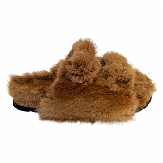 Creazione unica per te! Scopri i Bellissimi Sandali Modello Birkenstock in visone naturale anche nella base. Personalizzabili in taglia e colore, questi sandali sono un pezzo unico di lusso e stile. Acquista ora da Boutique Pelfini e indossa l'unicità ad ogni passo.