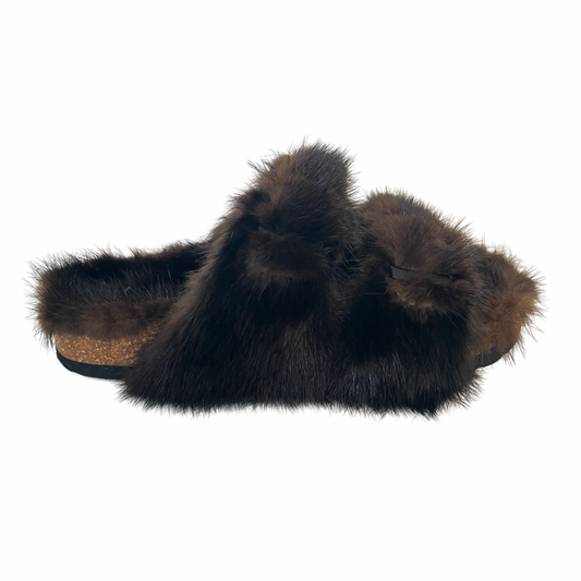 Unisciti all'esclusività con i nostri Bellissimi Sandali Modello Birkenstock, un'opera d'arte realizzata con Visone nero. Ogni paio di questi sandali rappresenta un'affermazione di stile e di lusso unico, con un design a due fasce che esalta l'eleganza naturale dei tuoi piedi.