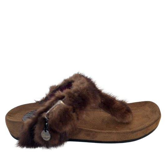Unisciti all'esclusività con i nostri Bellissimi Sandali Modello Birkenstock infradito, un'opera d'arte realizzata con Visone naturale. Ogni paio di questi sandali rappresenta un'affermazione di stile e di lusso unico, con un design a due fasce che esalta l'eleganza naturale dei tuoi piedi.