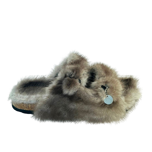 Unisciti all'esclusività con i nostri Bellissimi Sandali Modello Birkenstock, un'opera d'arte realizzata con Visone colore grigio perla. Ogni paio di questi sandali rappresenta un'affermazione di stile e di lusso unico, con un design a due fasce che esalta l'eleganza naturale dei tuoi piedi.