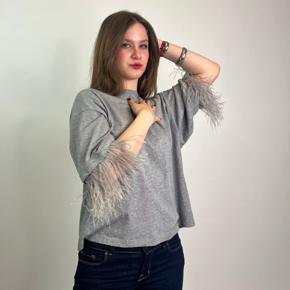 N°21 T-shirt grigia con piume sulle maniche 
