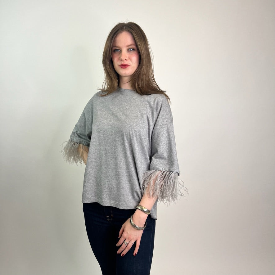 N°21 T-shirt grigia con piume sulle maniche 