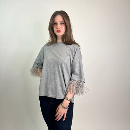 N°21 T-shirt grigia con piume sulle maniche 