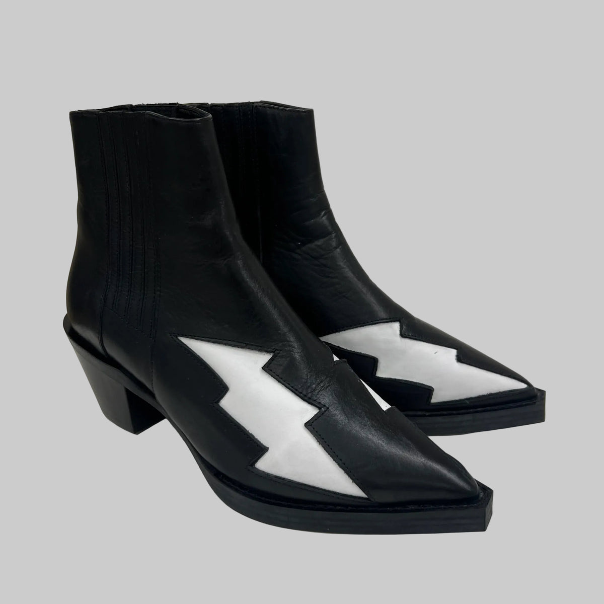 PALLAS Scarpa stivale "Ziggy" basso a punta in pelle nera con fulmine color bianco